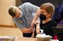 kvinde får vaccinationsstik i skulderen