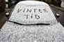 bil med sne på forruden