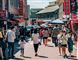 folk går på gaden i sydkoreansk by