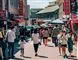 folk går på gaden i sydkoreansk by