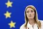 En blond kvinde og et EU-flag
