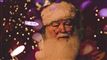 En julemand omgivet af julelys.