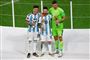 Lionel Messi blev tildelt den gyldne bold som bevis på, at han var VM's bedste spiller. Her ses han i midten mellem VM's bedste unge spiller, Enzo Fernandez, og turneringens bedste målmand, Emiliano Martinez.
