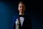 mand med statuette