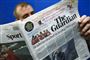 En mand læser avisen The Guardian