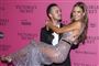 Alexander DeLeon løfter Josephine Skriver på den røde løber