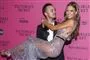 Alexander DeLeon løfter Josephine Skriver på den røde løber