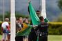 brasiliansk flag med folk omkring det