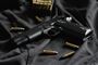 En pistol med patroner liggende omkring