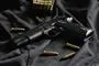En pistol med patroner liggende omkring