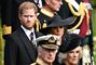 prins harry står med meghan og kong charles