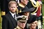 prins harry står med meghan og kong charles