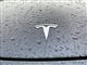 køler på teslabil med logo
