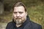 mand med skæg poserer
