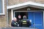 Politi ved en indgangsdør