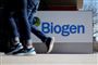 folk går forbi skilt med teksten biogen