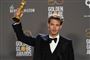 Austin Butler holder den gyldne statuette over sit hoved