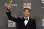 Austin Butler holder den gyldne statuette over sit hoved