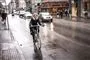 kvinde cykler i regnvejr