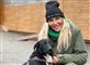 kvinde sidder med hund