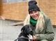 kvinde sidder med hund