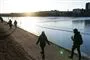 personer går ved søerne i københavn