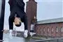 dukke hænger med hovedet nedad