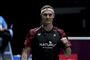 En badmintonspiller ved nettet