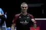 En badmintonspiller ved nettet
