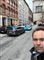 En mand foran politibiler