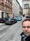 En mand foran politibiler
