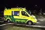 ambulance på gaden om natten