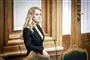 kvinde står i folketingssalen