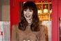 Lily Collins med et stort smil