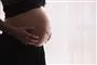 En kvinde holder på en gravid mave