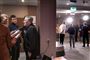 folk står i hotellobby