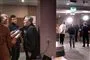 folk står i hotellobby