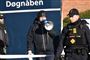 mand står med megafon