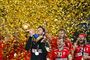 Spillere jubler med pokal