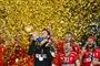 Spillere jubler med pokal