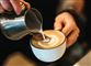 mælk hældes i kaffe
