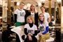 fem kvinder poserer i hvide t-shirts