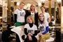 fem kvinder poserer i hvide t-shirts