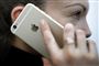 person taler i mobiltelefon