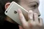 person taler i mobiltelefon