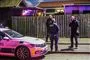 tre politibetjente foran en bil