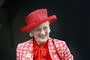 Dronning Margrethe med rød hat