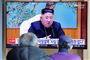 To folk ser Kim Jung Un på tv