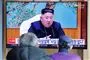 To folk ser Kim Jung Un på tv