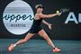 tennisspiller i aktion på banen